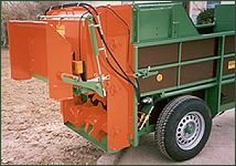 Fischer - Weinbergstreuer: Die Abschlussklappe kann mechanisch oder hydraulisch ge�ffnet werden.